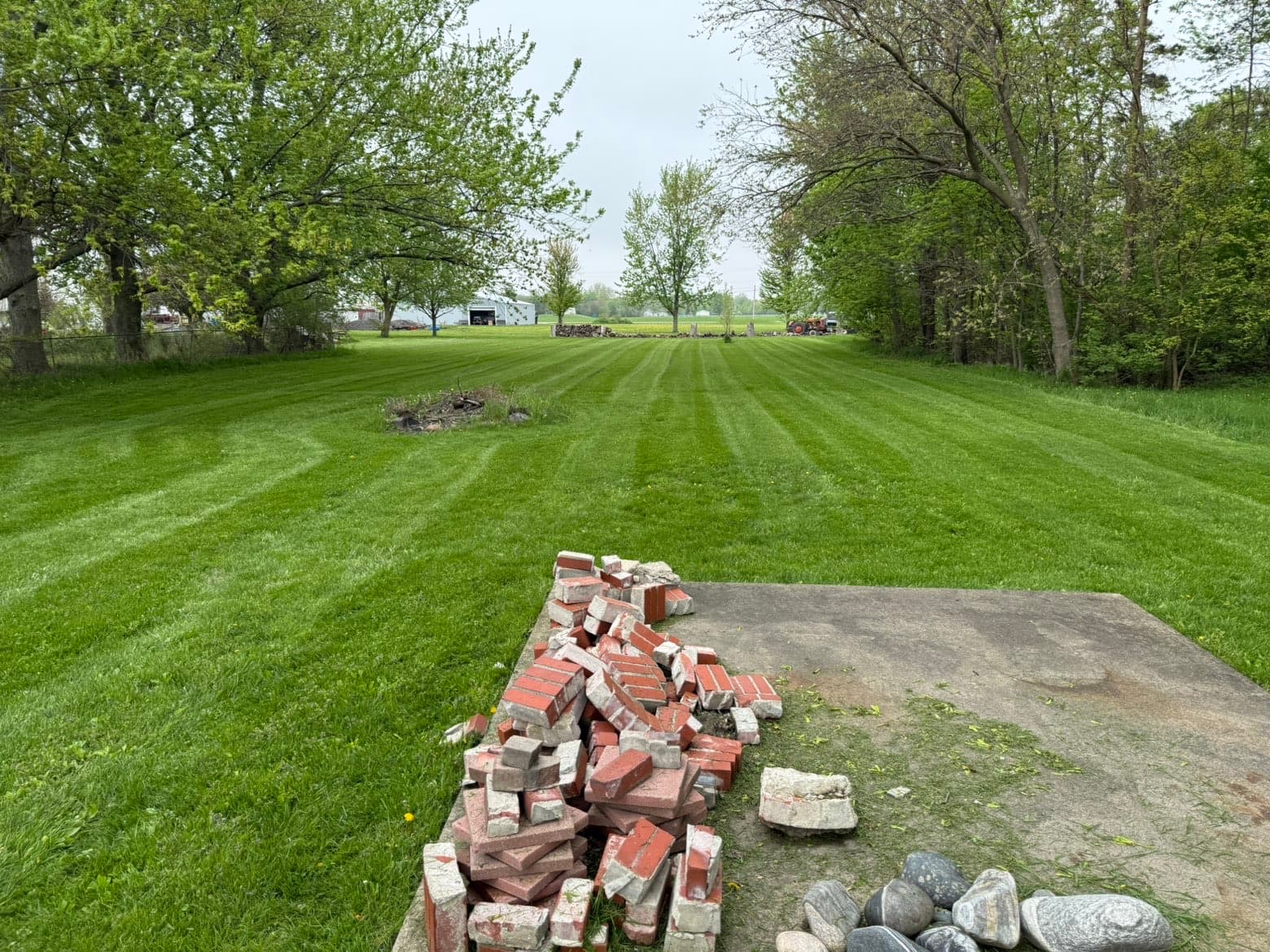 Picture of a clean, trimmed lawn by TEC